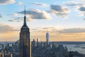 Details zur Skyline von New York City in der Abenddämmerung foto