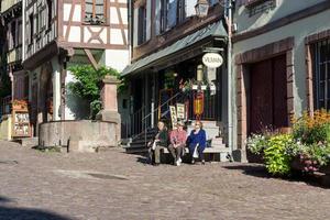 riquewihr, haut-rhin elsass, frankreich, 2015. alte frauen genießen die sonne foto