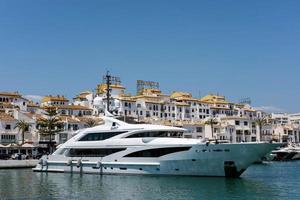 Puerto Banus, Spanien, 2016. Blick auf eine Luxusyacht im Hafen foto