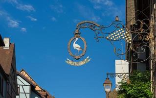 riquewihr, haut-rhin elsass, frankreich, 2015. hängendes schild foto