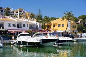 Cabo Pino, Andalusien, Spanien, 2016. Boote machten im Hafen fest foto