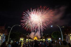 buntes regenbogenfeuerwerk im neuen jahr 2018 ereignisse bei royal flora ratchaphruek, chiang mai, thailand foto