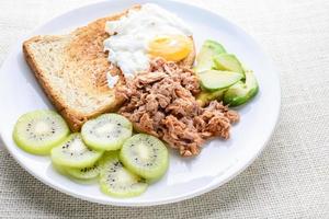 Sauberes Essen im modernen Stil, Brot, Ei, Thunfischsalat, Kiwi und Avocado foto