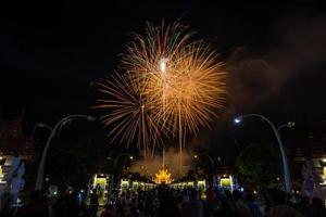 buntes regenbogenfeuerwerk im neuen jahr 2018 ereignisse bei royal flora ratchaphruek, chiang mai, thailand foto