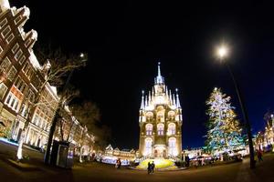 nagasaki, japan am 29. april 2019 huis ten bosch ist ein themenpark in nagasaki, japan, der nachts alte holländische gebäude und eine bunte lichtshow zeigt. foto