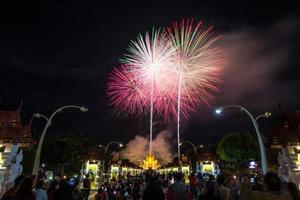 buntes regenbogenfeuerwerk im neuen jahr 2018 ereignisse bei royal flora ratchaphruek, chiang mai, thailand foto