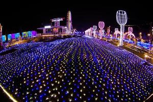 nagasaki, japan am 29. april 2019 huis ten bosch ist ein themenpark in nagasaki, japan, der nachts alte holländische gebäude und eine bunte lichtshow zeigt. foto