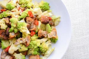 Bratpfanne Romanesco Brokkoli mit knusprigem Schweinefleisch und Chili, sehr gesund und lecker