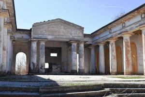 volzhsky, russland im april 10,2019 leichenhalle oder zeremonielles pantheongebäude, das für die trauer der bestattungsriten bestimmt ist. befindet sich auf dem territorium des städtischen friedhofs 1 in der stadt wolschski foto