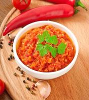 glühender Chili-Pfeffer und Zutaten für Sauce und Sauce foto