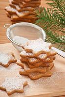 hausgemachte Weihnachtsplätzchen mit Puderzucker bestreut foto