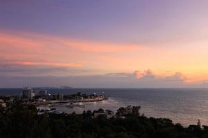 Bangsaen-Strand in der Dämmerung, Chonburi, Thailand foto