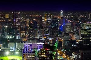 Innenstadt und Geschäftsviertel in Bangkok bei Nacht foto