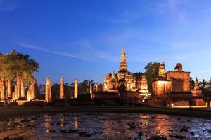 wat maha das in der dämmerung, historischer park shukhothai, thailand foto