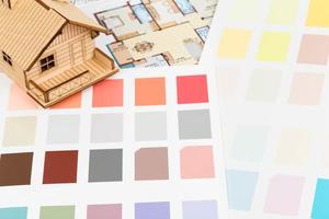 Farbmusterkatalog mit Zeichnung und Hausmodell foto
