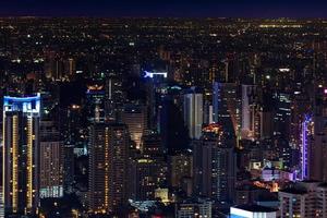 Innenstadt und Geschäftsviertel in Bangkok bei Nacht foto