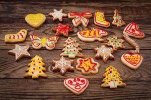 Weihnachtsplätzchen auf braunem Holztisch. Draufsicht und Attrappe. foto