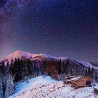 fantastischer Wintermeteorschauer und die schneebedeckten Berge