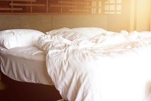 Bettlaken im Hotelchaos, nachdem die Kunden gegangen sind foto