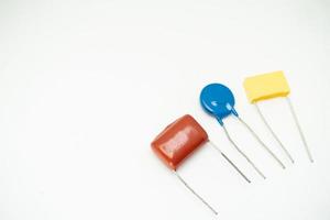 isolierte Gruppe von Kondensatoren, die in elektronischen Geräten verwendet werden. Konzept der elektronischen Teile. foto