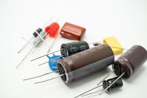 gruppe verschiedener elektronischer komponenten diode kondensatoren widerstände leds. isoliert auf weißem Hintergrund foto