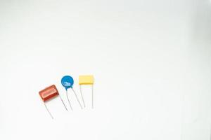 isolierte Gruppe von Kondensatoren, die in elektronischen Geräten verwendet werden. Konzept der elektronischen Teile. foto