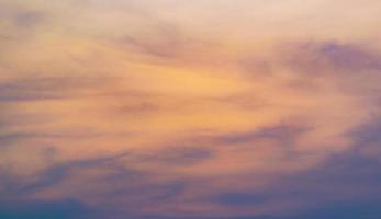 bunter Himmelshintergrund mit orangefarbenen und violetten Wolken, Sonnenuntergang in der Dämmerung. Natur abstraktes Konzept. foto