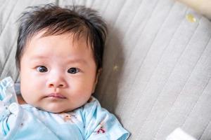 asiatisches neugeborenes baby kind blickkontakt mit mutter niedlichkeit von kindern mit glücklicher familie auf weicher matratze metapher lebendes leben gesunder lebensstil süß von kind baby produkte gesundheitsprodukte für mutter und baby foto