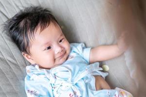 asiatisches neugeborenes baby kind blickkontakt mit mutter niedlichkeit von kindern mit glücklicher familie auf weicher matratze metapher lebendes leben gesunder lebensstil süß von kind baby produkte gesundheitsprodukte für mutter und baby foto