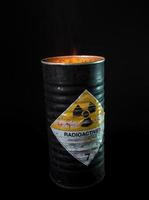 Hitze in Zylinderbehälter aus radioaktivem Material foto