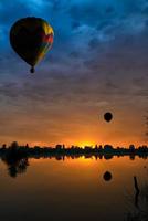 Luftballons bei Sonnenuntergang foto