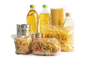 Lebensmittel zum Spenden, Lagern und Liefern. verschiedene Lebensmittel, Nudeln, Speiseöl und Konserven im Karton. foto