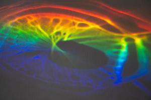 Prisma-Regenbogen-Wasserreflexionen auf grauer Hintergrundüberlagerung foto