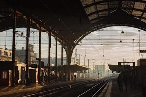 französischer Bahnhof Straßburg mit Menschen bei Sonnenuntergang foto