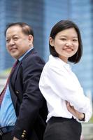 asiatischer Geschäftsmann und junges weibliches Porträt