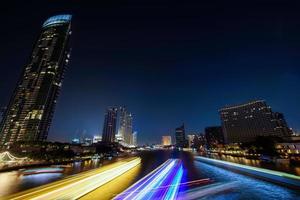 langzeitbelichtungszeit des autos, das sich auf der straße bewegt foto