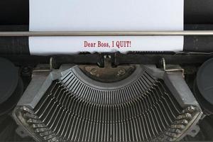 Text, der auf einer alten klassischen Schreibmaschine getippt wurde - lieber Chef, ich habe gekündigt. foto