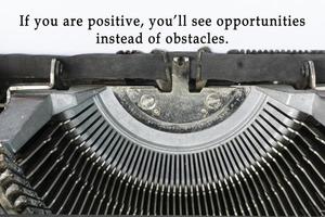 motivierendes und inspirierendes Zitat auf einer alten klassischen Schreibmaschine. foto