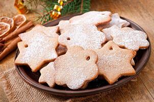 hausgemachte Weihnachtsplätzchen mit Puderzucker bestreut foto