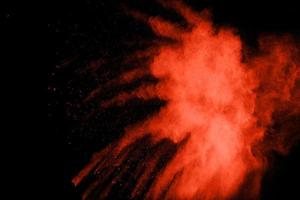 rote Farbpulverexplosion auf schwarzem Hintergrund. foto