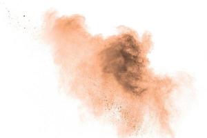 Explosion von braunem Pulver auf weißem Hintergrund. foto