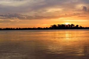 Naturlandschaft des Flusses Maekhong bei Sonnenuntergang an der Grenze zwischen Thailand und Laos, Asien. foto