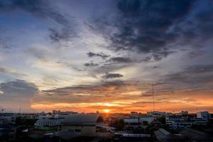 schöner bunter orangefarbener Himmel bei Sonnenuntergang über der Stadt. foto