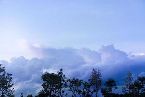 Blauer Himmel mit weißen Wolken. Hellblauer Himmel mit flauschigen Wolken am Abend. foto