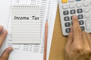 Planung der monatlichen Einkommensteuer foto