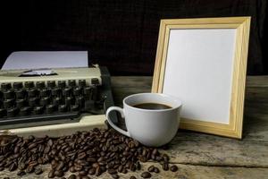 Schreibmaschine und Kaffee auf Holzhintergrund foto