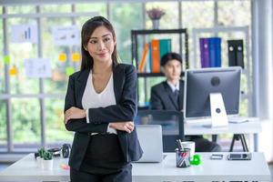 Porträt einer asiatischen schönen Geschäftsfrau, die im Büro arbeitet. foto
