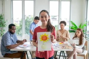 Kinder malen mit Wasserfarben im Klassenzimmer foto