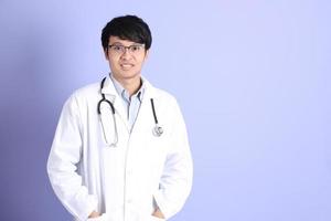 junger asiatischer arzt foto