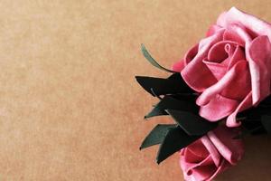 rosa Rosen auf braunem Papier für Hintergrunddekoration. foto